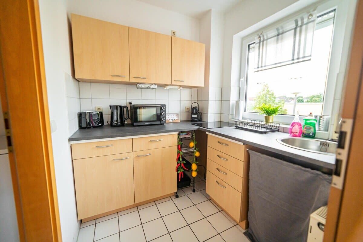 Kühlschrank, Mikrowelle, Herdplatte, Wasserkocher mit Kaffee-/Teezubehör