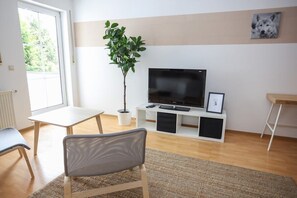 TV - ★ FULL HOUSE Studios | Royal Deluxe Apartment ★ (Eisenach)