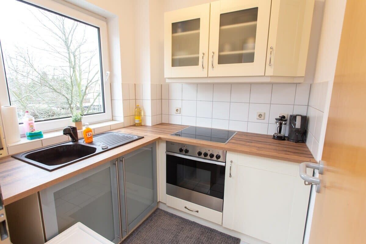 Fridge, oven, stovetop, coffee/tea maker