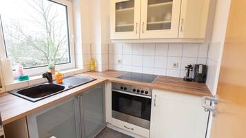 Fridge, oven, stovetop, coffee/tea maker