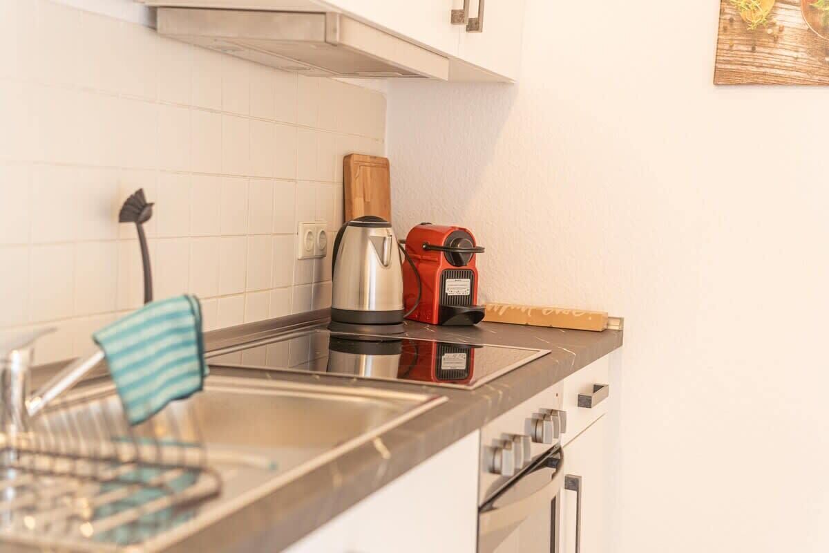 Jääkaappi, uuni, liesi, kahvin-/teenkeitin