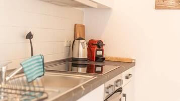 Jääkaappi, uuni, liesi, kahvin-/teenkeitin