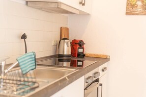 Kühlschrank, Ofen, Herdplatte, Wasserkocher mit Kaffee-/Teezubehör