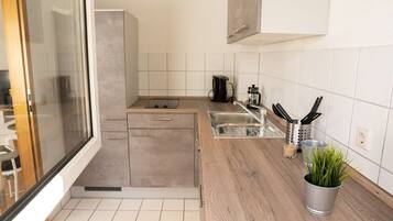 Kühlschrank, Geschirrspüler, Wasserkocher mit Kaffee-/Teezubehör