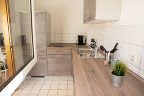 Refrigerador, lavavajillas, cafetera y tetera y utensilios de cocina 