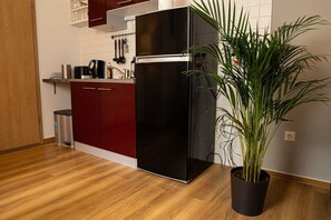 Mikrobølgeovn, køkkentøj/tallerkener/redskaber