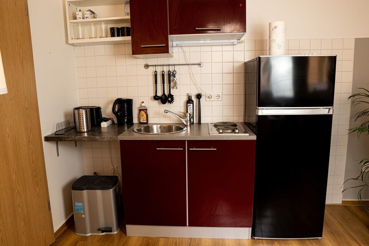 Microwave, cookware/dishes/utensils