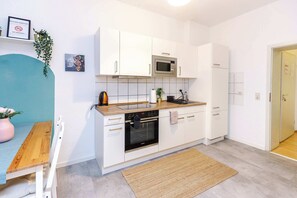 ثلاجة، موقد طهي مسطح، ماكينة لصنع القهوة/الشاي، محمصة خبز