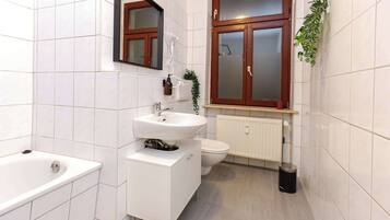 Een douche, een haardroger, handdoeken