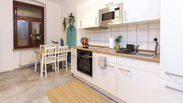 Kühlschrank, Herdplatte, Wasserkocher mit Kaffee-/Teezubehör, Toaster