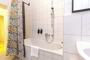 Ducha, artículos de higiene personal gratuitos y secador de pelo