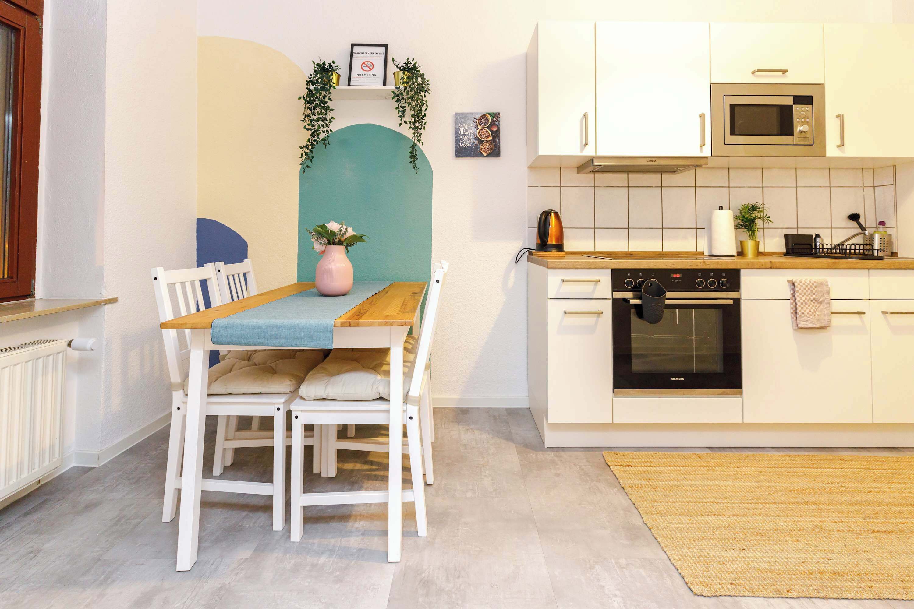 Een koelkast, een kookplaat, een koffiezetapparaat/waterkoker