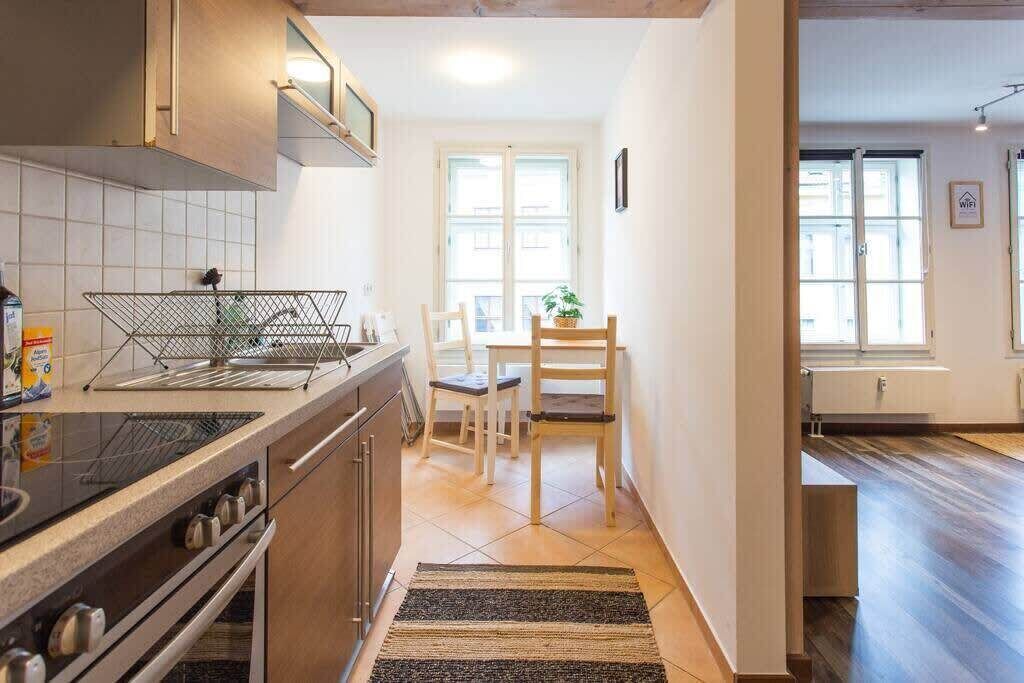 Een koelkast, een kookplaat, een koffiezetapparaat/waterkoker