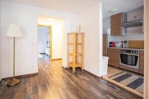 Jääkaappi, liesi, kahvin-/teenkeitin