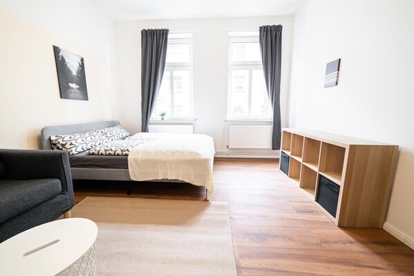 3 bedrooms, desk, WiFi, bed sheets