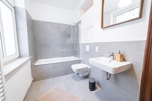 Suihku, ilmaiset hygieniatuotteet, hiustenkuivaaja, pyyhkeet