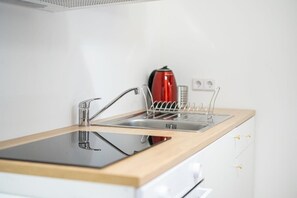 Fridge, oven, stovetop, electric kettle