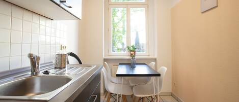 Cookware/dishes/utensils