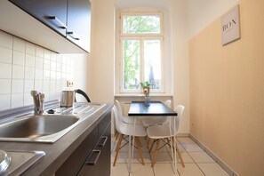 Keittoastiat/astiat/ruokailuvälineet