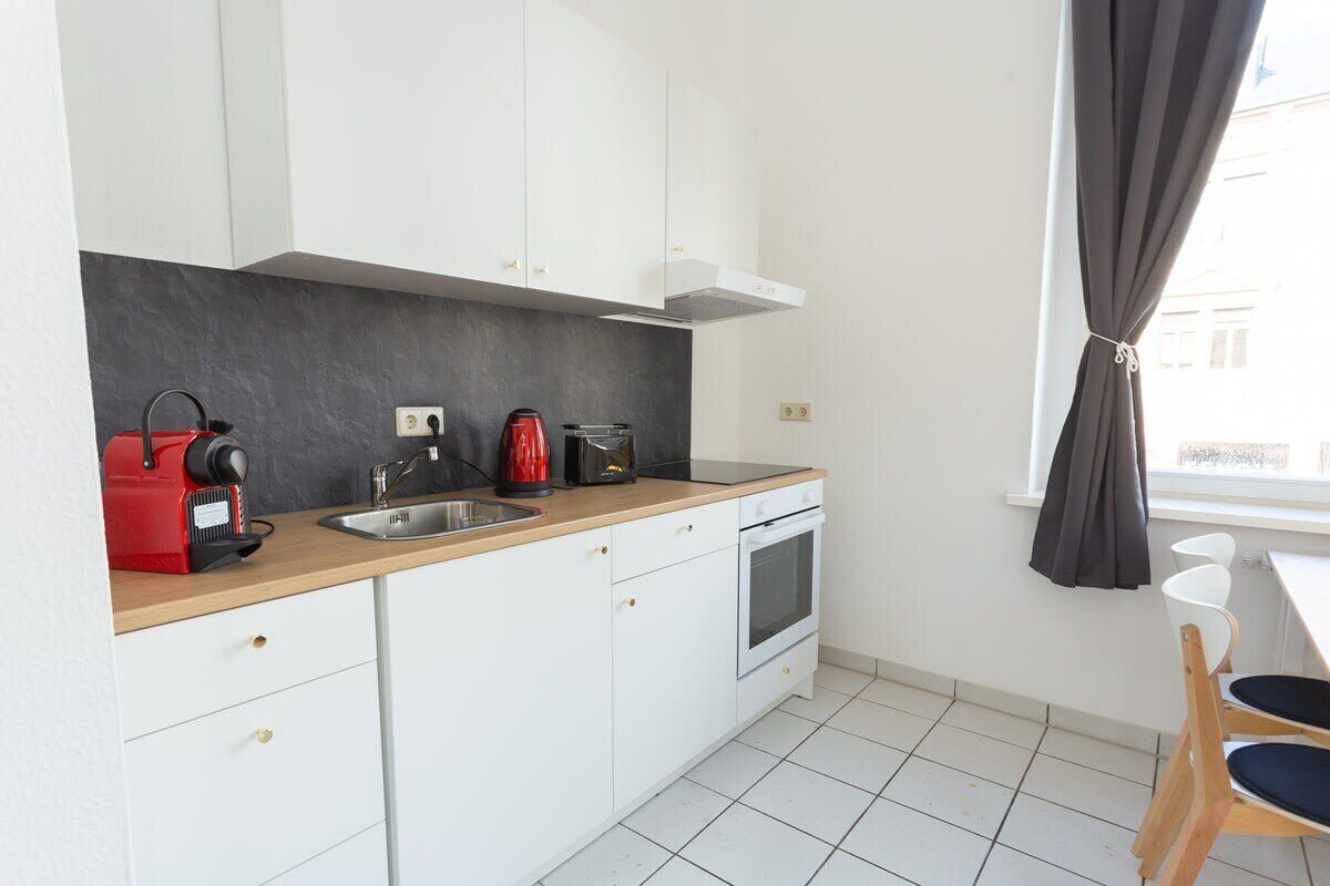 Kühlschrank, Ofen, Herdplatte, Wasserkocher mit Kaffee-/Teezubehör