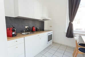 Kühlschrank, Ofen, Herdplatte, Wasserkocher mit Kaffee-/Teezubehör