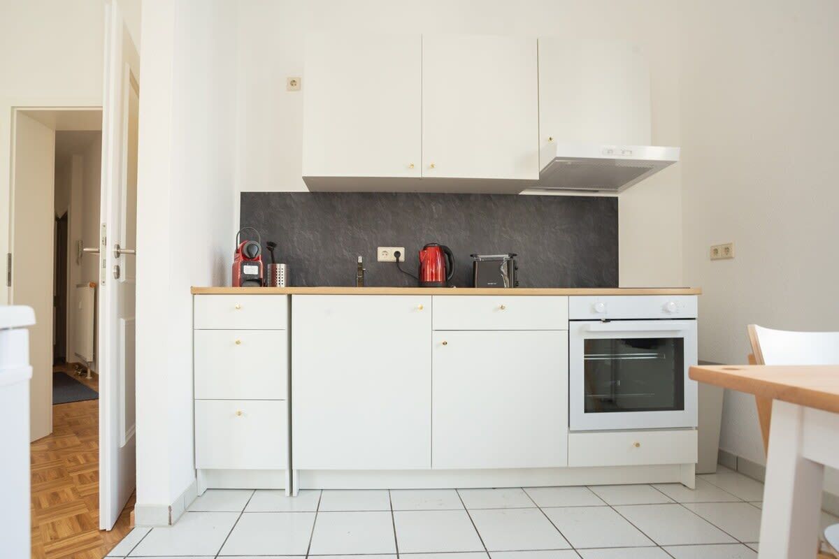 Kühlschrank, Ofen, Herdplatte, Wasserkocher mit Kaffee-/Teezubehör