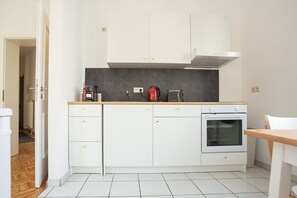 Refrigerador, horno, parrilla de estufa y cafetera y tetera 