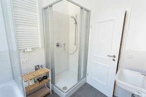 Douche, sĂšche-cheveux, serviettes fournies, papier toilette