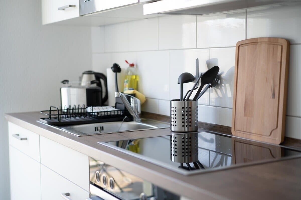 Fridge, oven, stovetop, coffee/tea maker