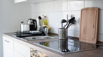 Fridge, oven, stovetop, coffee/tea maker