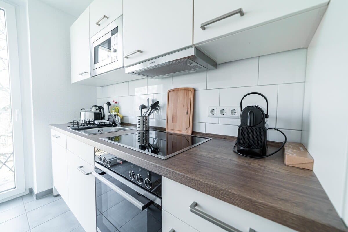 Fridge, oven, stovetop, coffee/tea maker