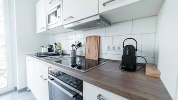 Fridge, oven, stovetop, coffee/tea maker