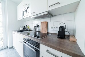 Jääkaappi, uuni, liesi, kahvin-/teenkeitin