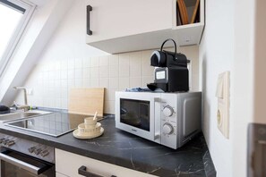 Frigorifero, microonde, piano cottura, macchina per tè/caffè