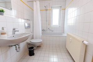 Dusche, Haartrockner, Handtücher, Toilettenpapier
