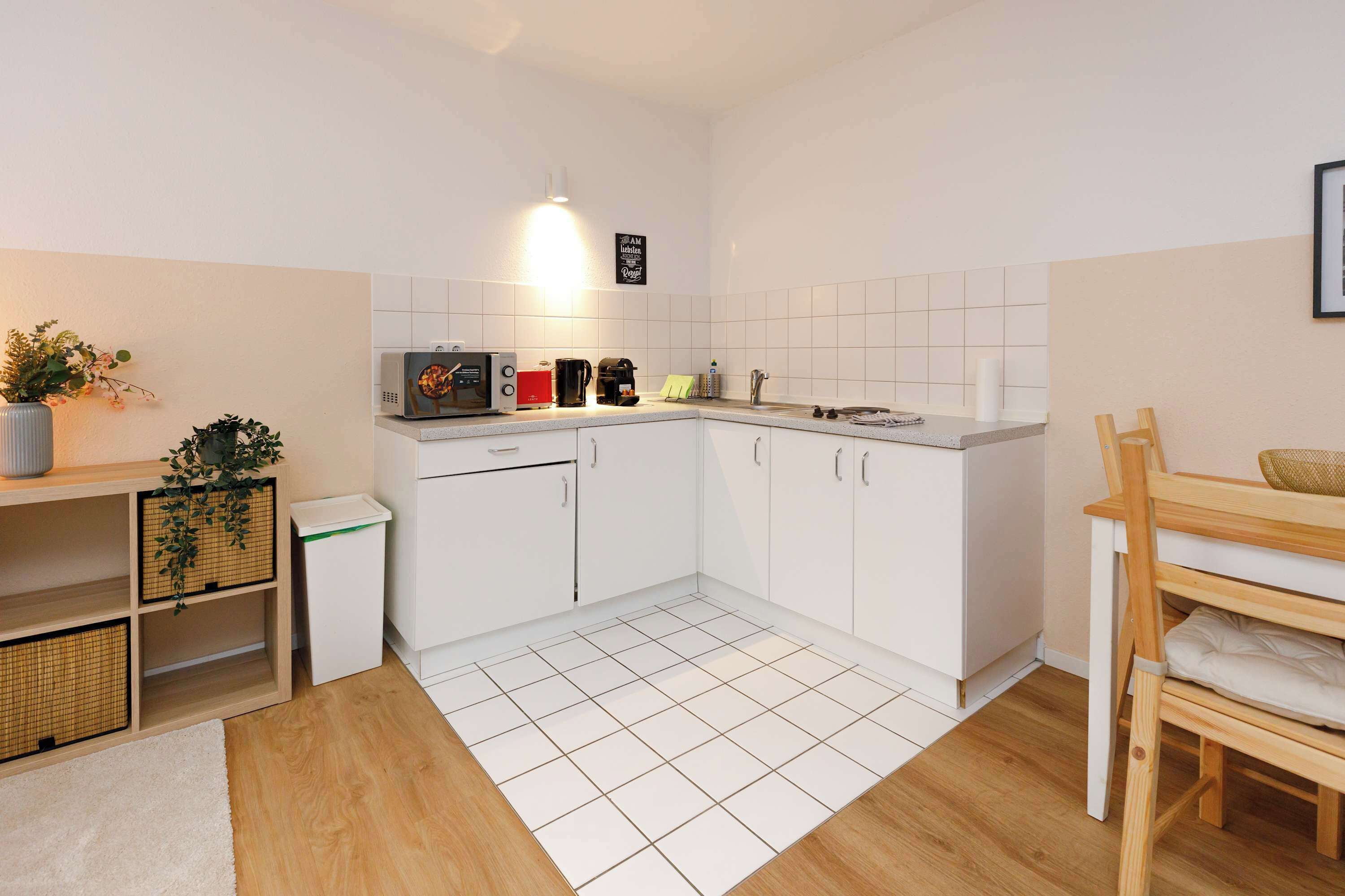 Kühlschrank, Herdplatte, Toaster, Kochgeschirr/Geschirr/Besteck