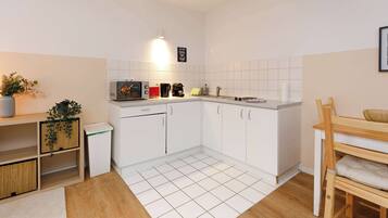 Kühlschrank, Herdplatte, Toaster, Kochgeschirr/Geschirr/Besteck