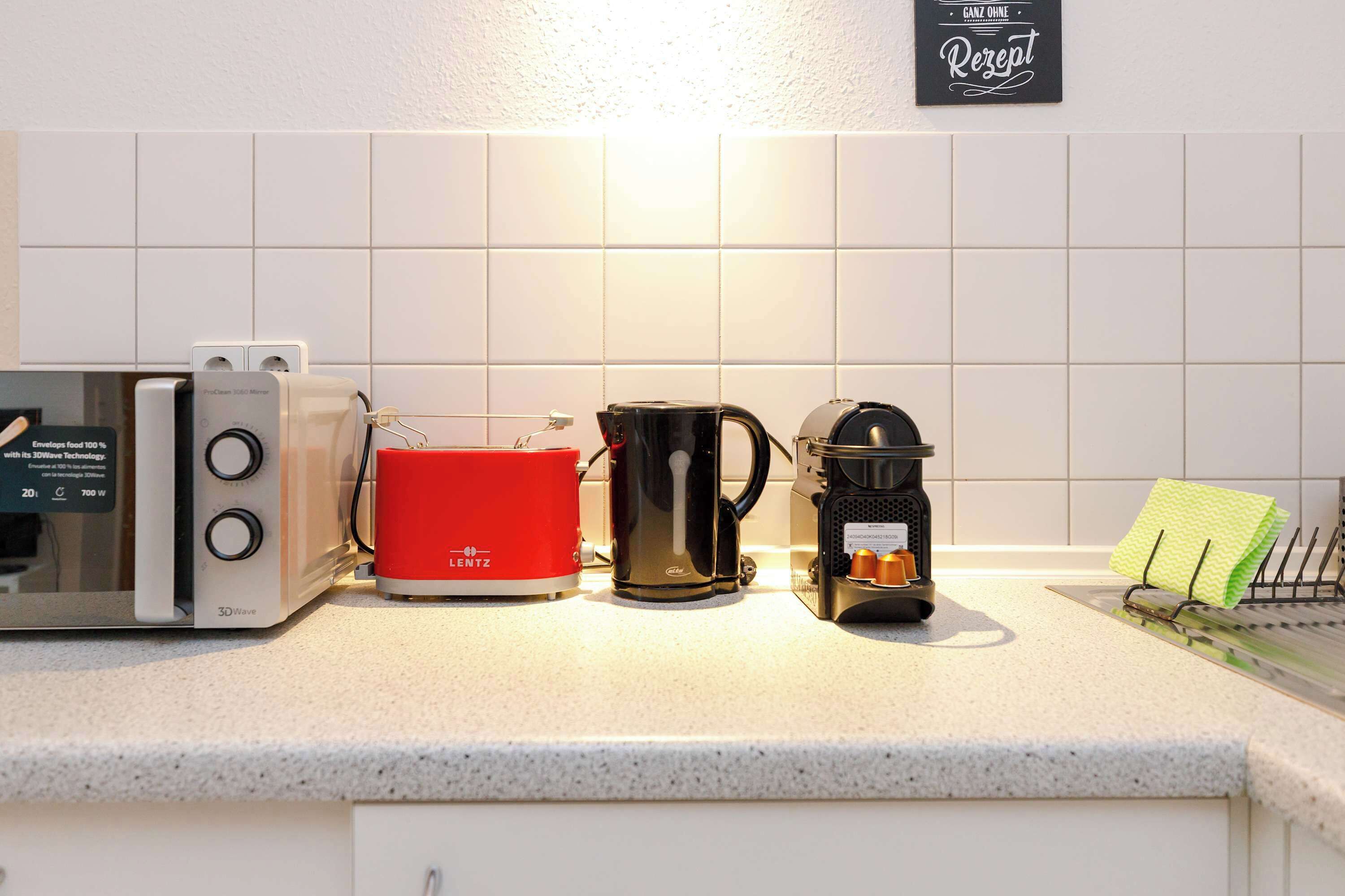 Kühlschrank, Herdplatte, Toaster, Kochgeschirr/Geschirr/Besteck