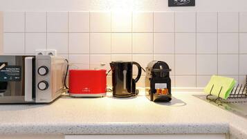 Kühlschrank, Herdplatte, Toaster, Kochgeschirr/Geschirr/Besteck