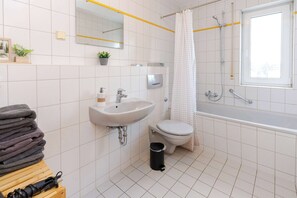 Dusche, Haartrockner, Handtücher, Toilettenpapier