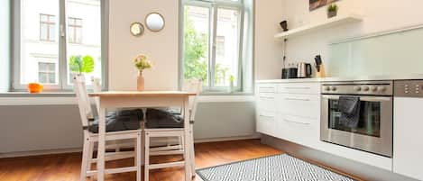 Kjøleskap, mikrobølgeovn, ovn og kokeplater