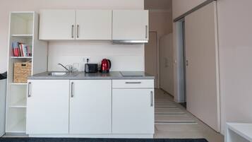 Kühlschrank, Herdplatte, Toaster, Kochgeschirr/Geschirr/Besteck