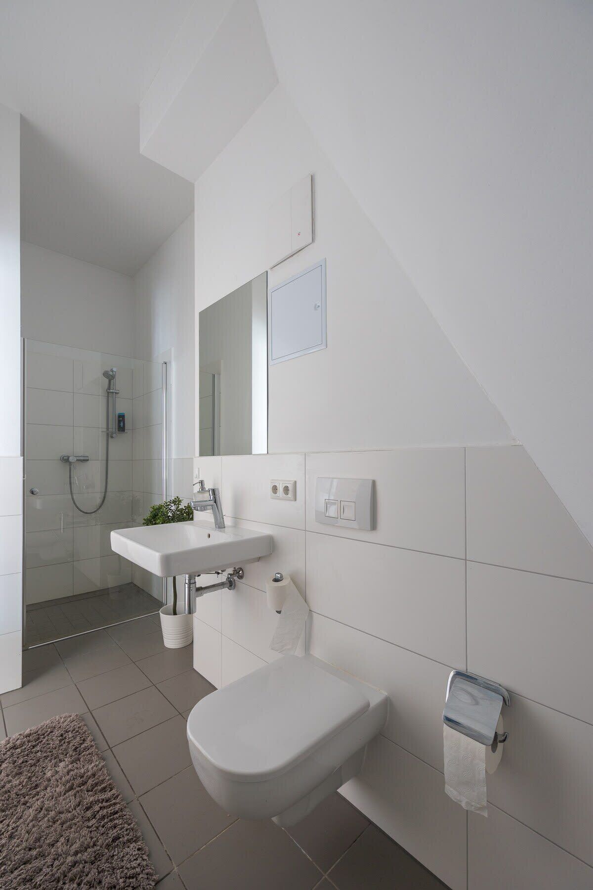 Een douche, een haardroger, handdoeken