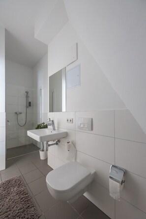 Shower, hair dryer, towels - FullHouse | Leipzig | S81 | Royal (Leipzig)