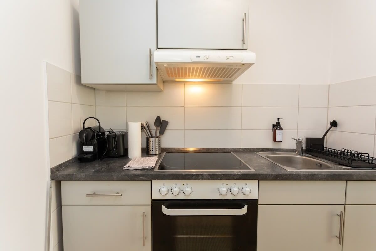 Kühlschrank, Herdplatte, Wasserkocher mit Kaffee-/Teezubehör, Toaster