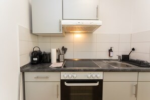 Kühlschrank, Herdplatte, Wasserkocher mit Kaffee-/Teezubehör, Toaster