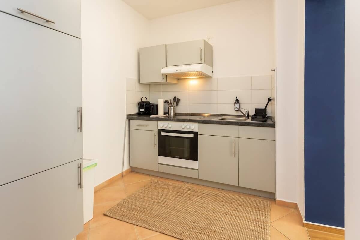 Kühlschrank, Herdplatte, Wasserkocher mit Kaffee-/Teezubehör, Toaster