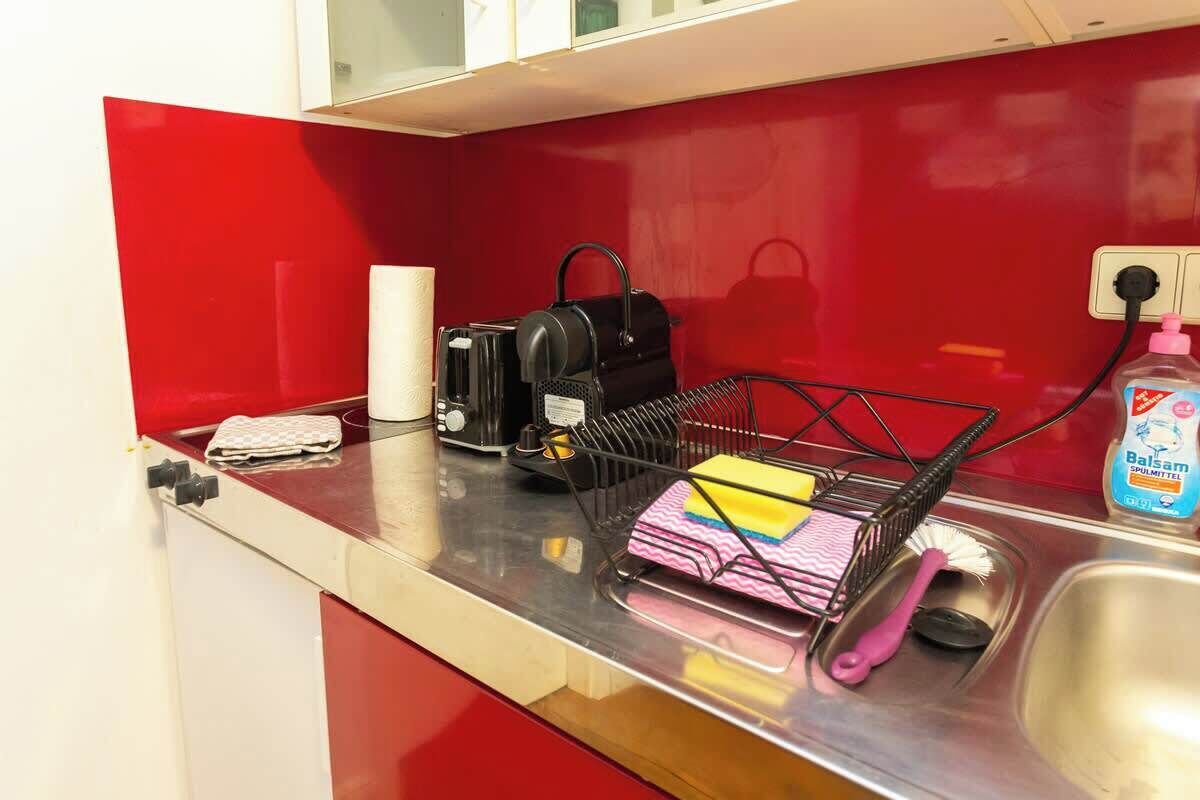 Kühlschrank, Wasserkocher mit Kaffee-/Teezubehör, Wasserkocher, Toaster