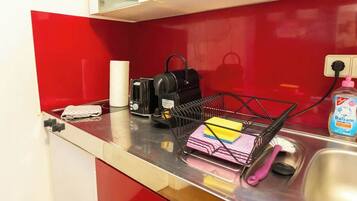 Kühlschrank, Wasserkocher mit Kaffee-/Teezubehör, Wasserkocher, Toaster