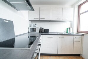 Kühlschrank, Herdplatte, Wasserkocher mit Kaffee-/Teezubehör